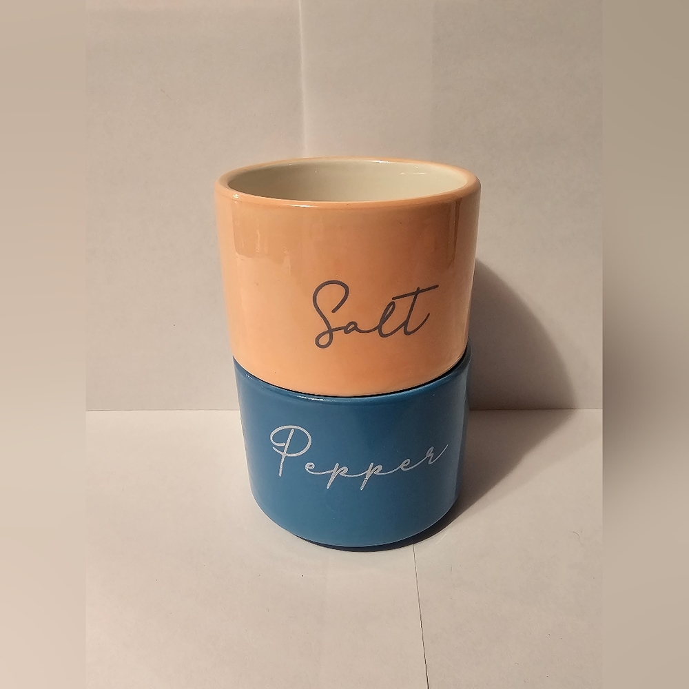 Ceramic salt and pepper shaker holders